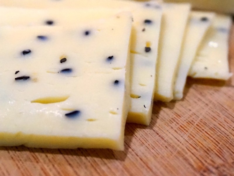 Żółty ser z&nbsp;czarnuszką