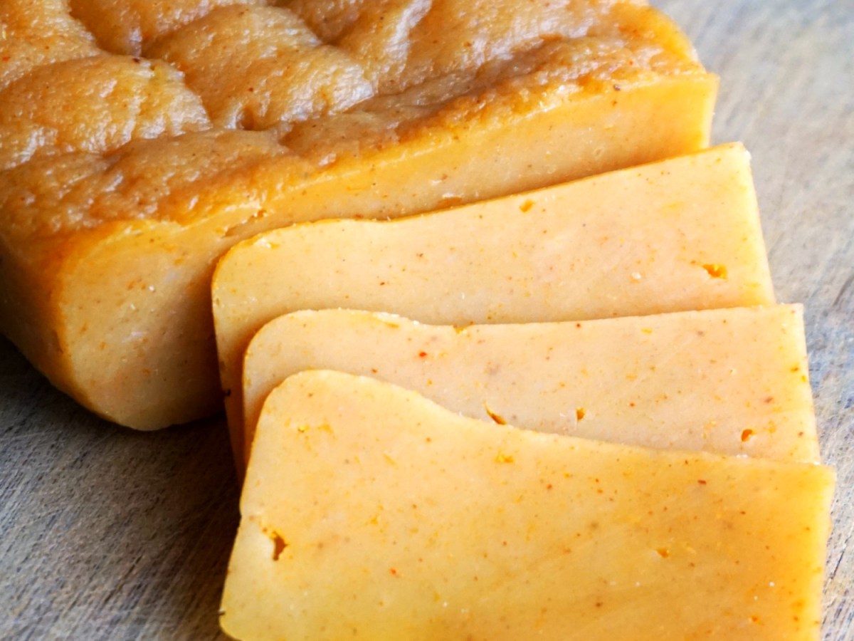 Karmelowy żółty ser z&nbsp;papryką